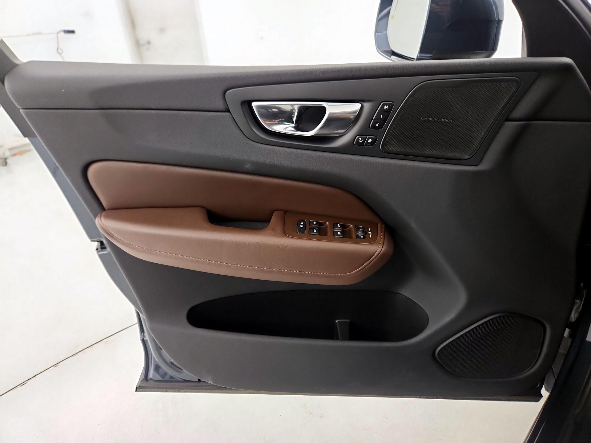 Thumbnail: 2022 Volvo XC60 - 12
