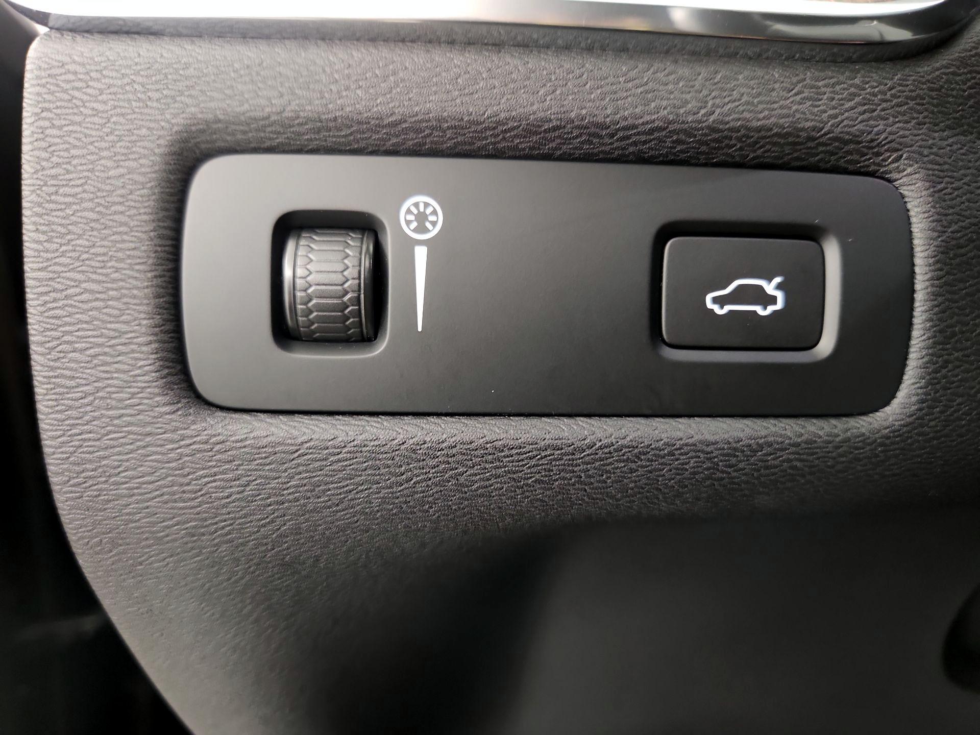 Thumbnail: 2022 Volvo XC60 - 13