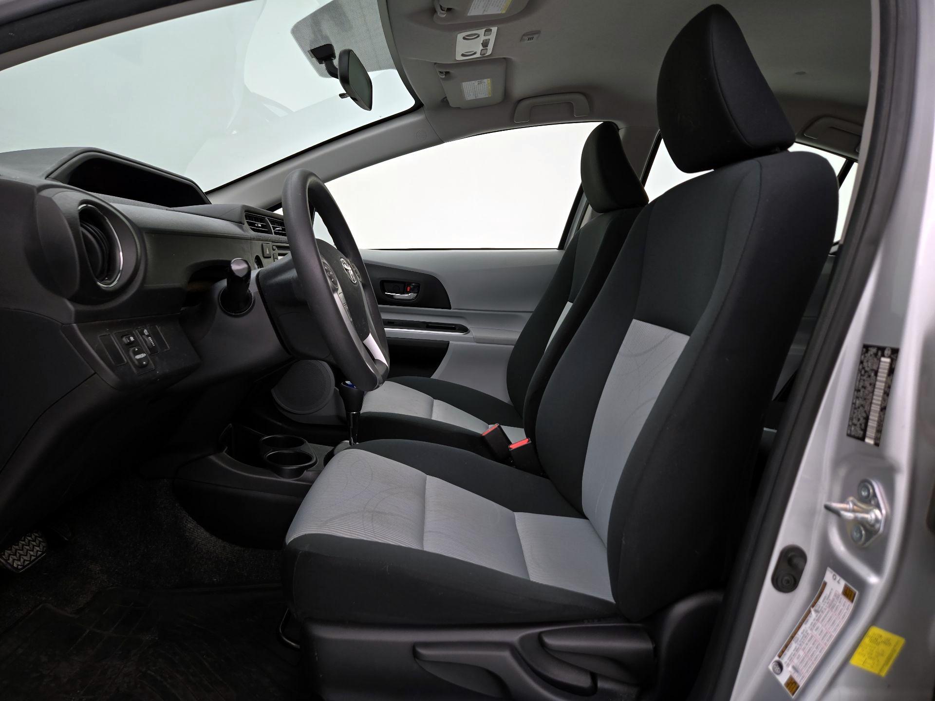 Thumbnail: 2014 Toyota Prius c - 11
