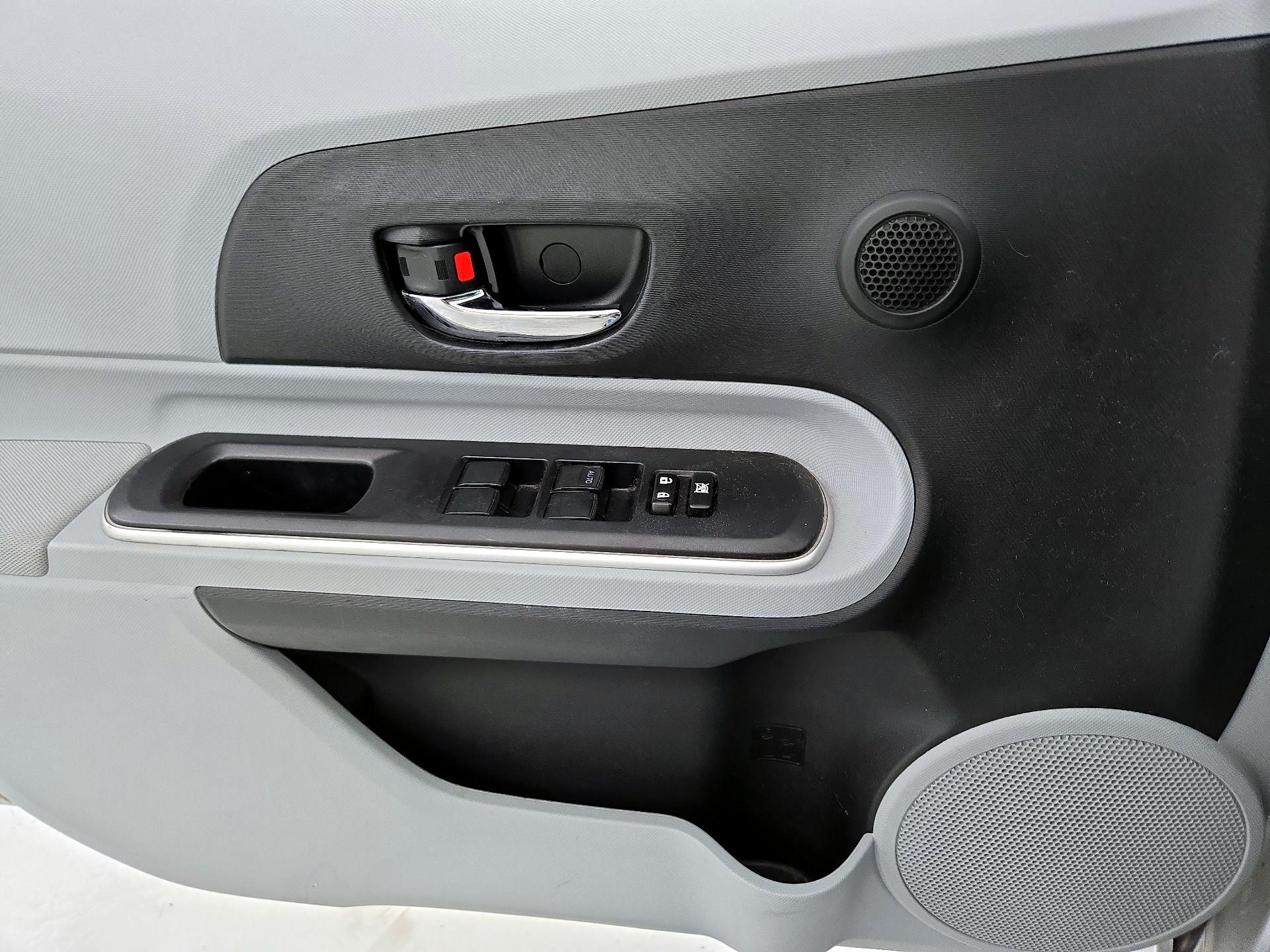 Thumbnail: 2014 Toyota Prius c - 12