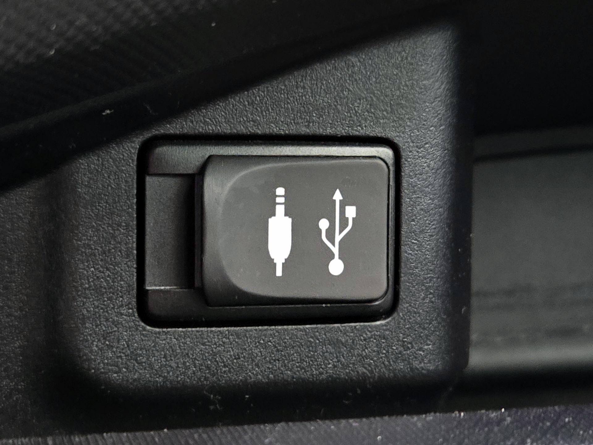 Thumbnail: 2014 Toyota Prius c - 18