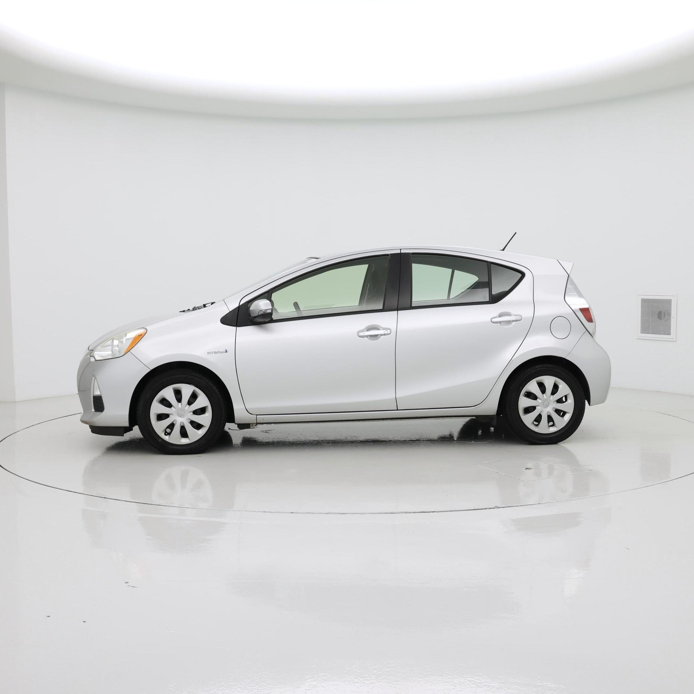 Thumbnail: 2014 Toyota Prius c - 3