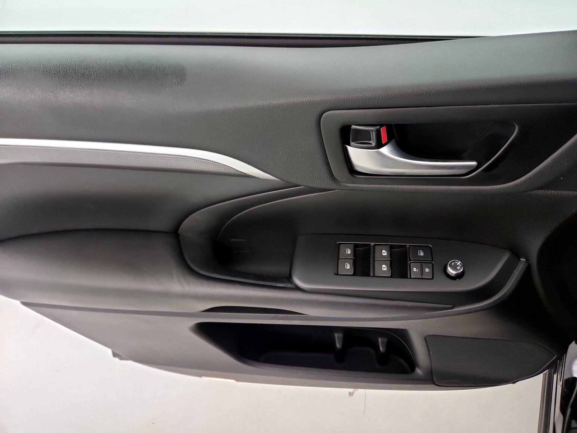 Thumbnail: 2019 Toyota Highlander - 12