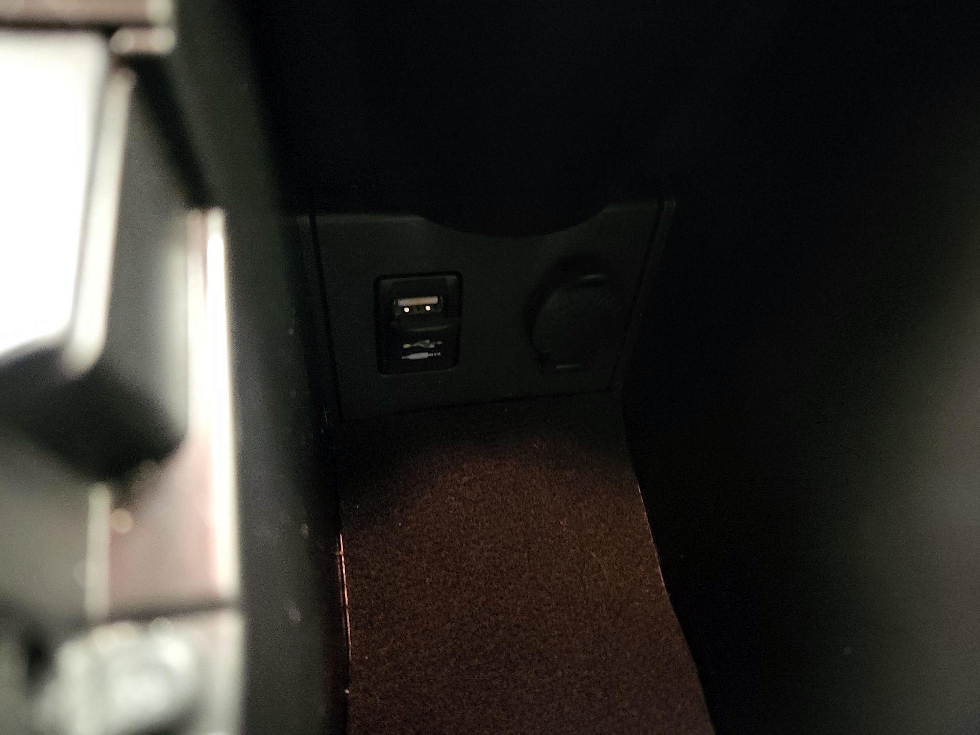 Thumbnail: 2015 Toyota Prius - 18