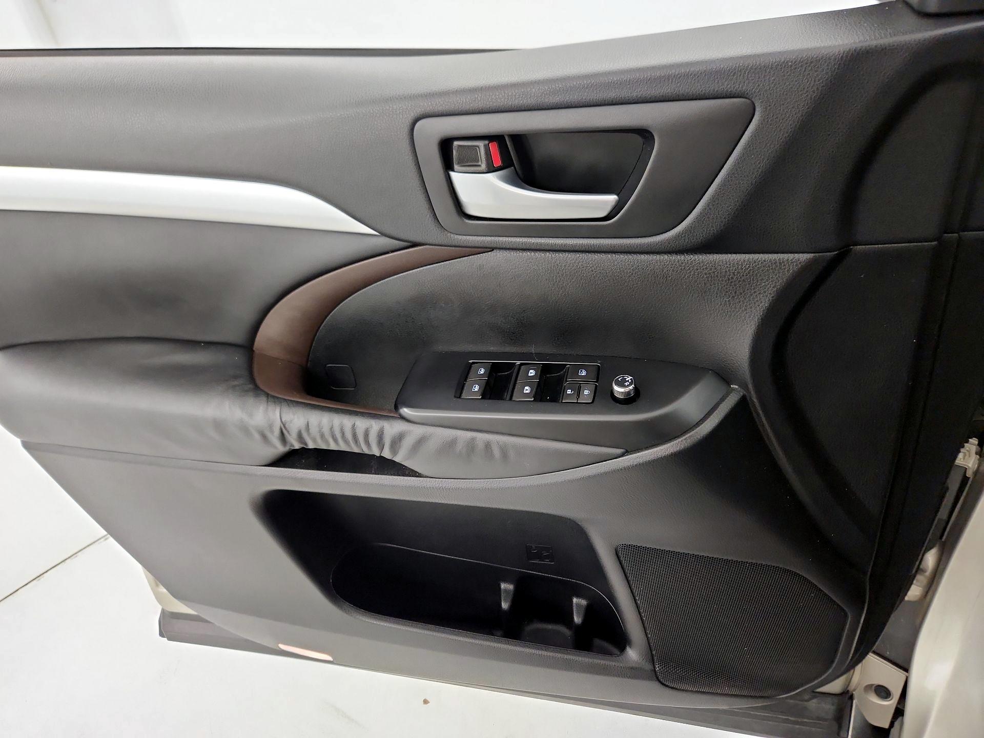 Thumbnail: 2015 Toyota Highlander - 12