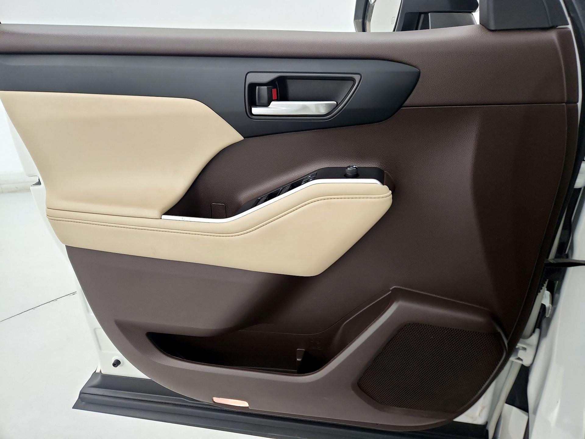 Thumbnail: 2021 Toyota Highlander - 12