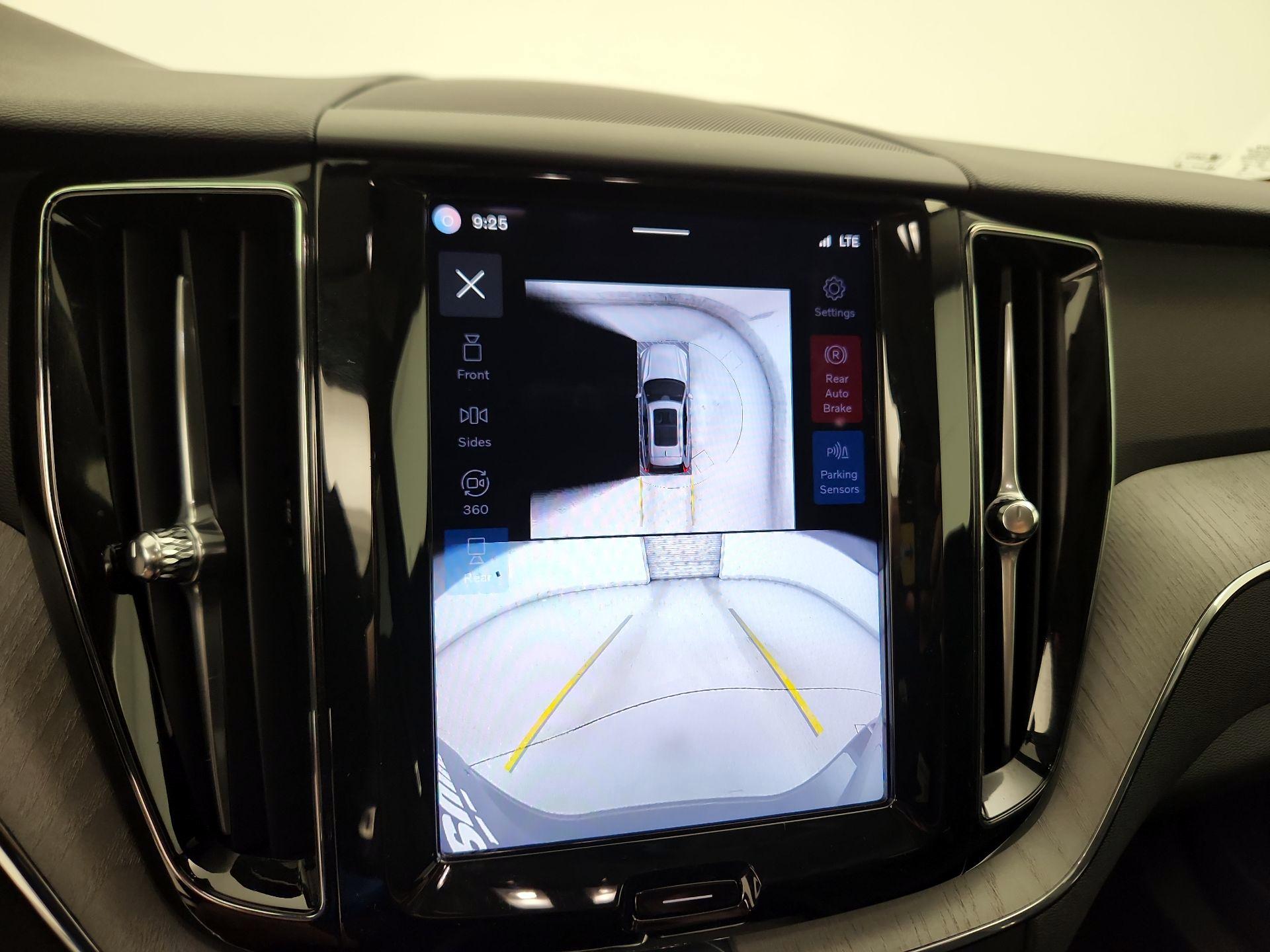 Thumbnail: 2025 Volvo XC60 - 14