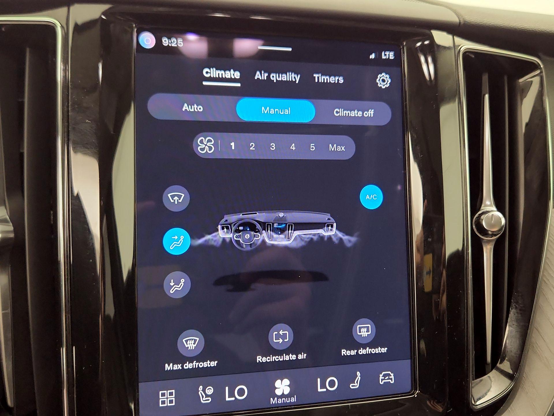 Thumbnail: 2025 Volvo XC60 - 16