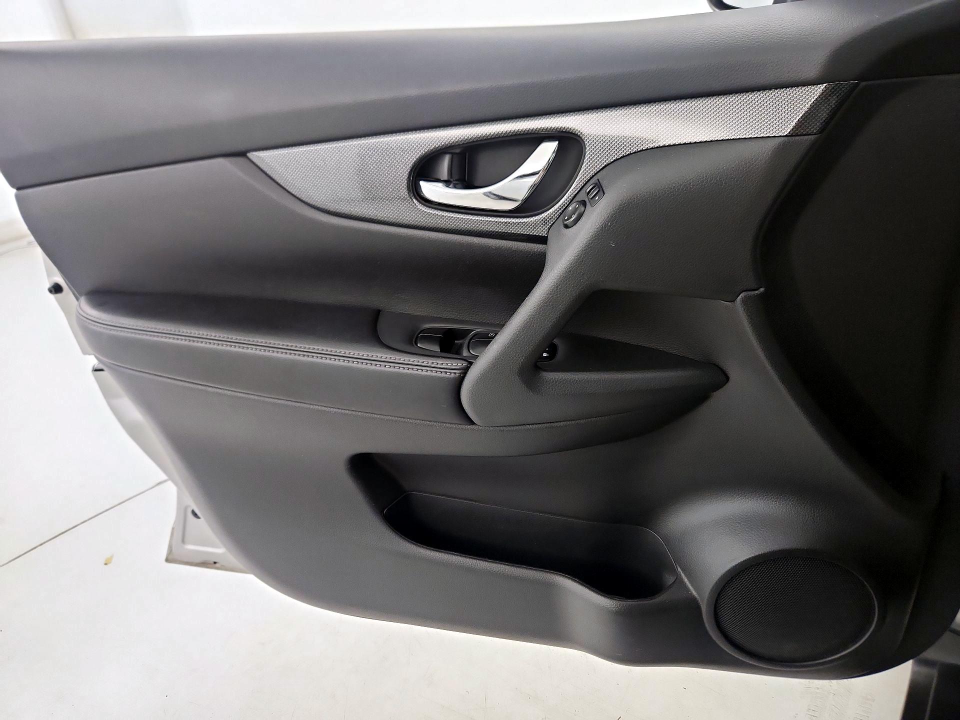 Thumbnail: 2016 Nissan Rogue - 12