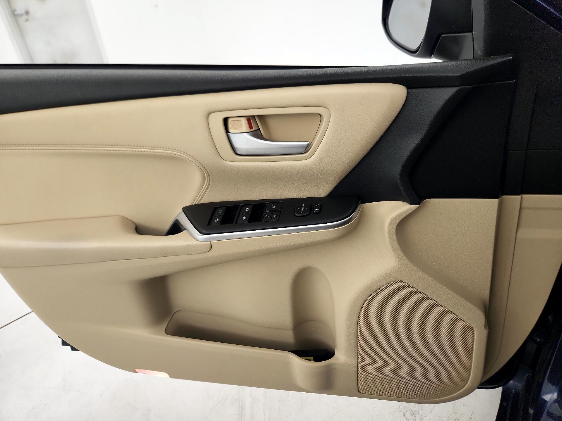 Thumbnail: 2015 Toyota Camry - 12