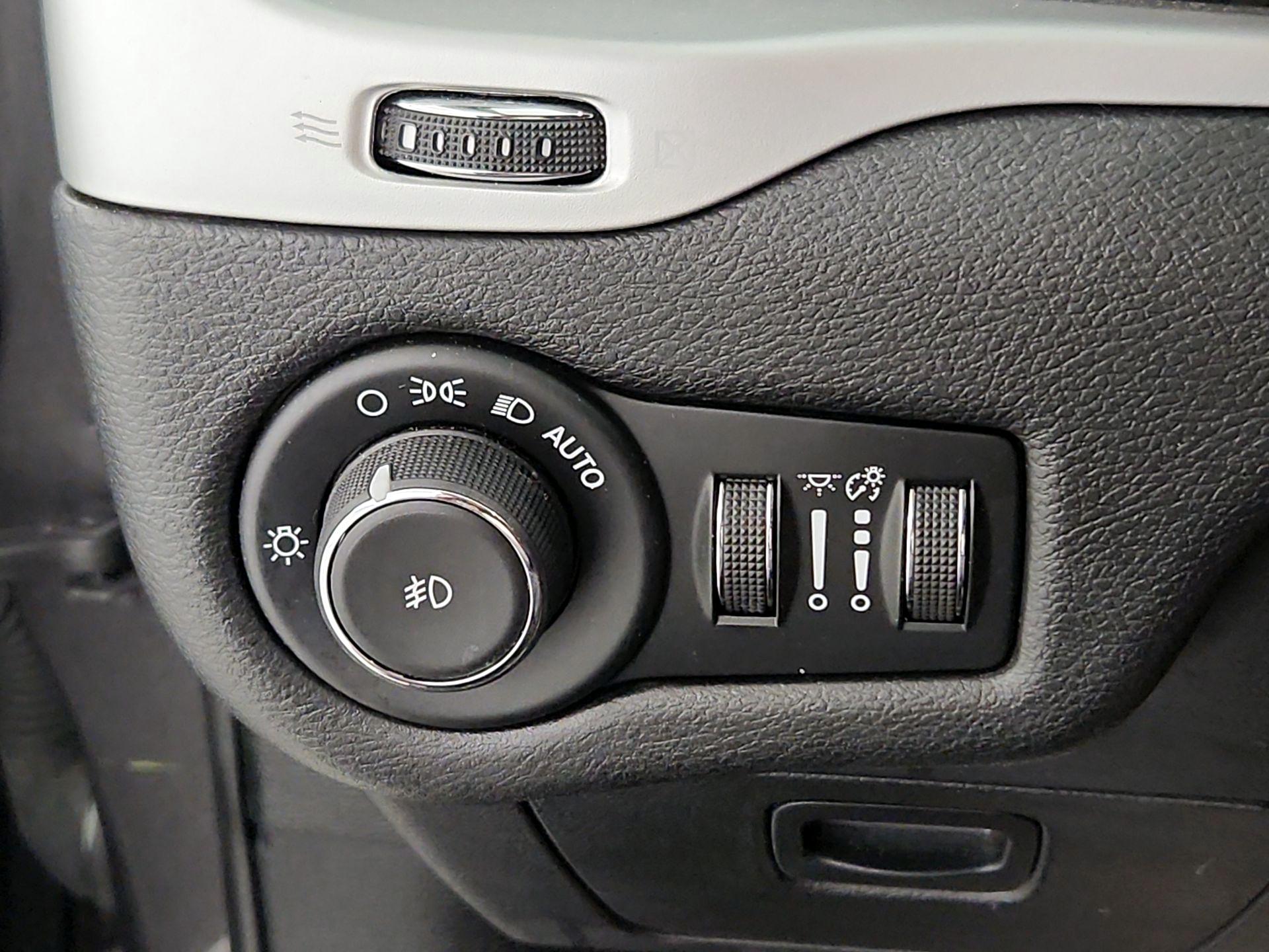 Thumbnail: 2018 Jeep Cherokee - 13