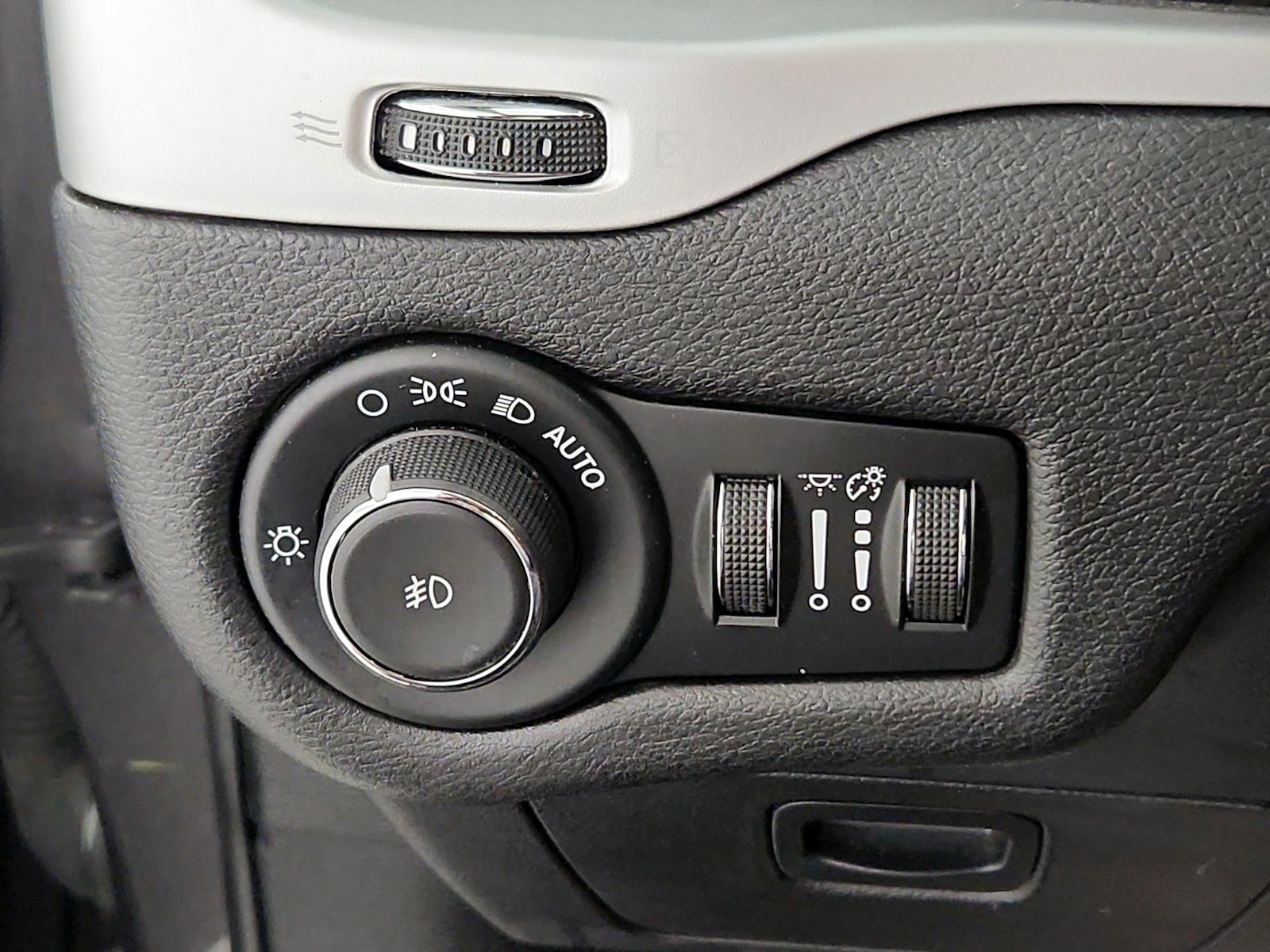 2018 Jeep Cherokee Latitude Plus - Photo 14