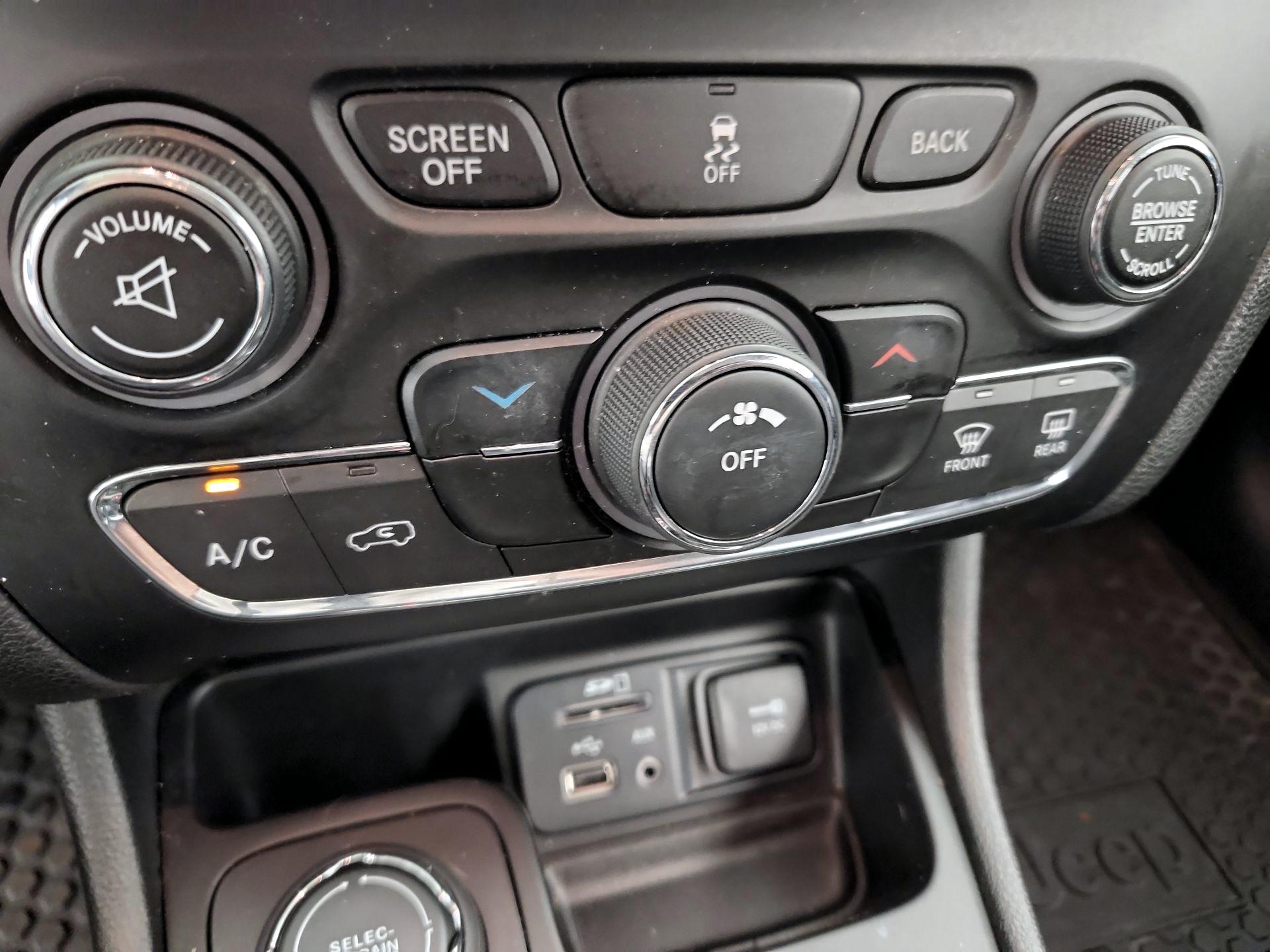 Thumbnail: 2018 Jeep Cherokee - 16
