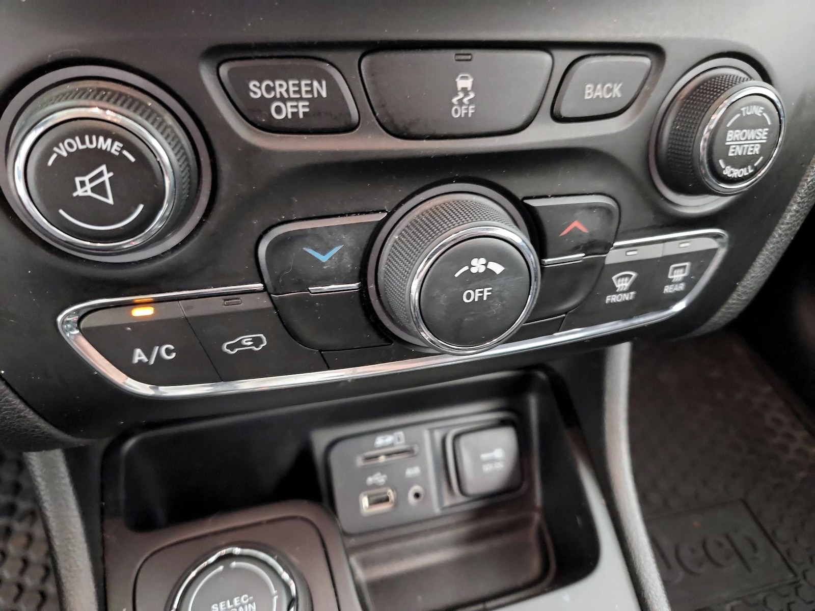 2018 Jeep Cherokee Latitude Plus - Photo 17