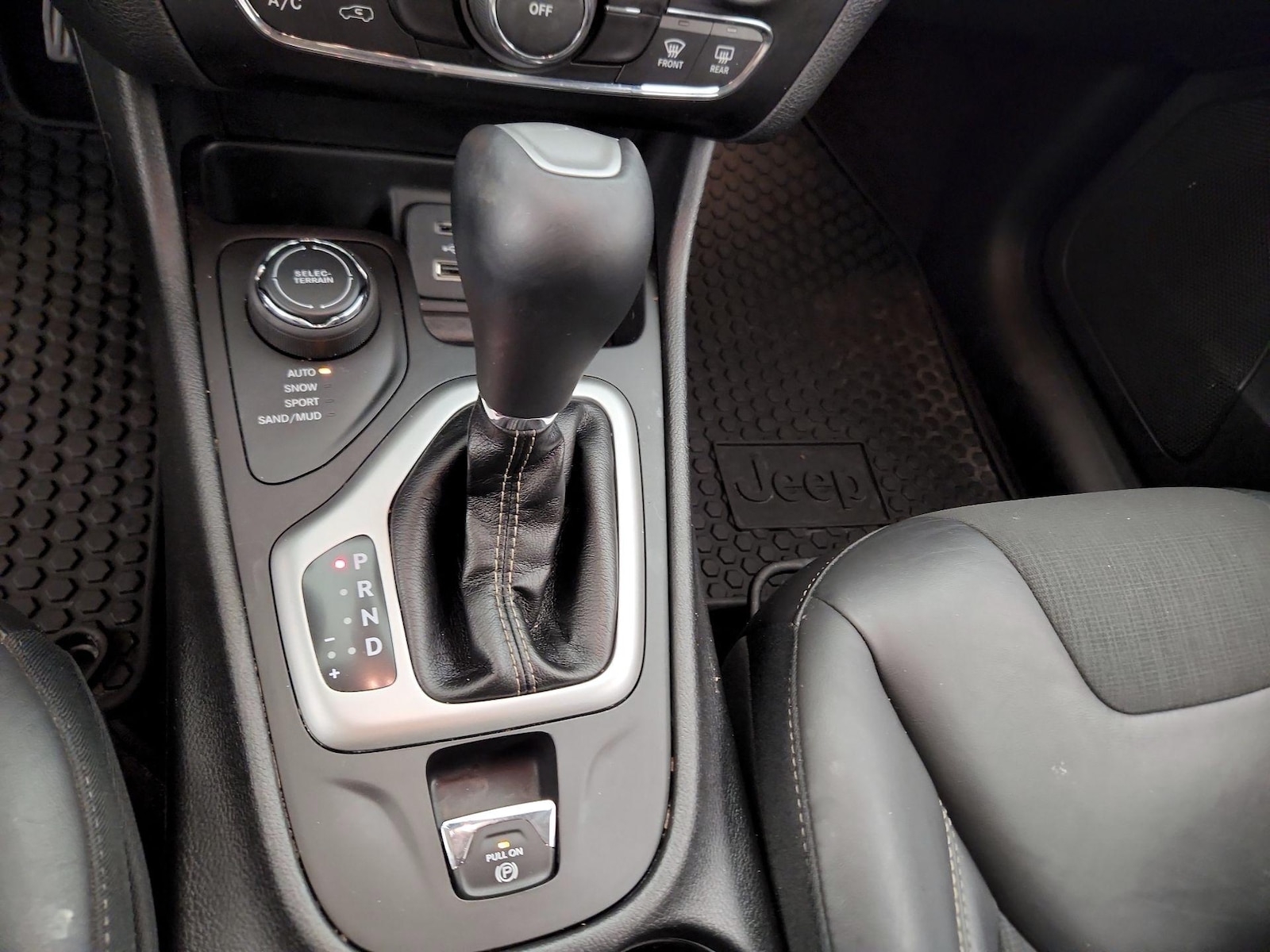 2018 Jeep Cherokee Latitude Plus - Photo 19