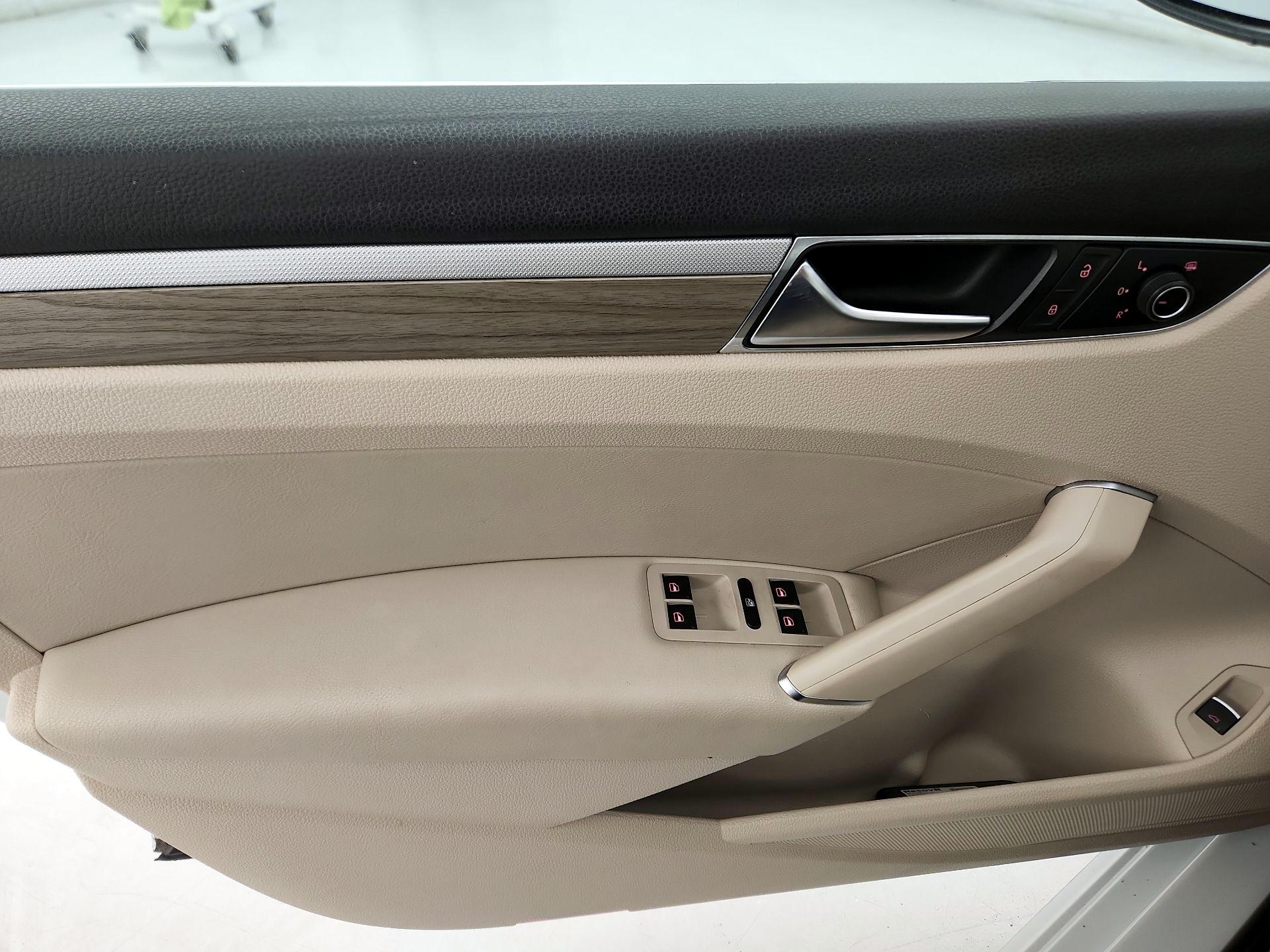 Thumbnail: 2017 Volkswagen Passat - 12