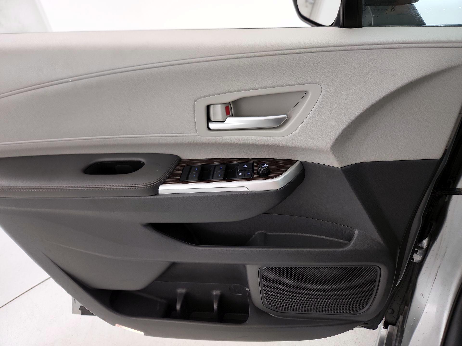 Thumbnail: 2022 Toyota Sienna - 12