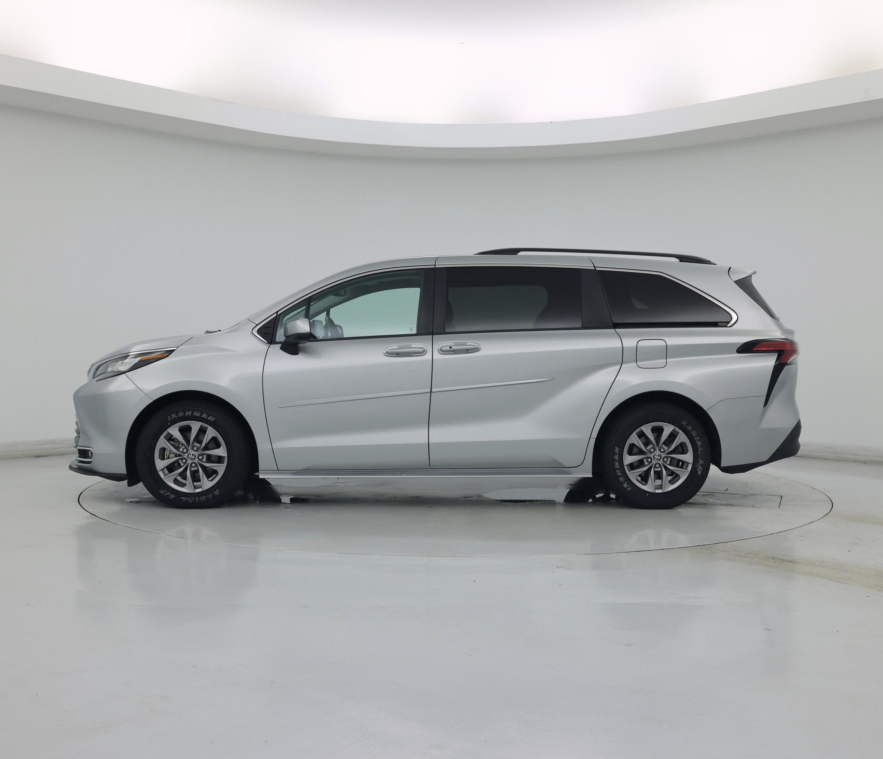 Thumbnail: 2022 Toyota Sienna - 3