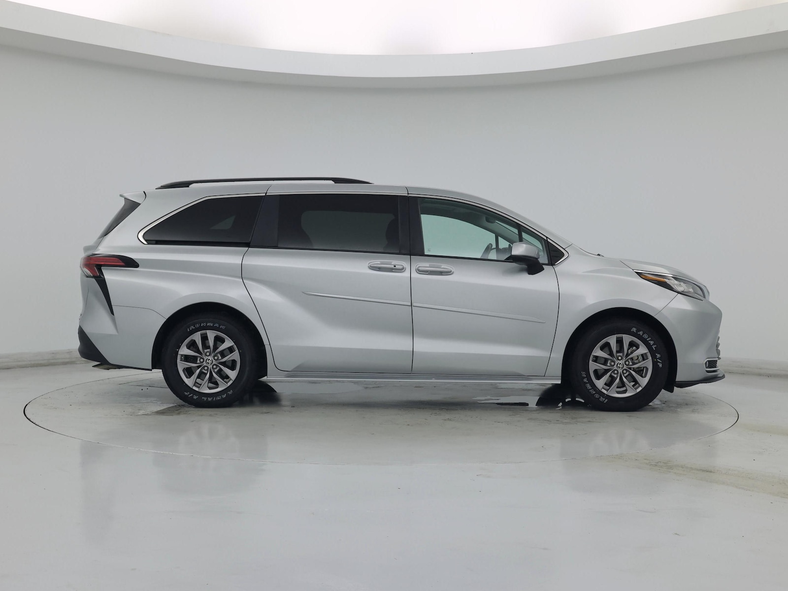 2022 Toyota Sienna XLE - Photo 8