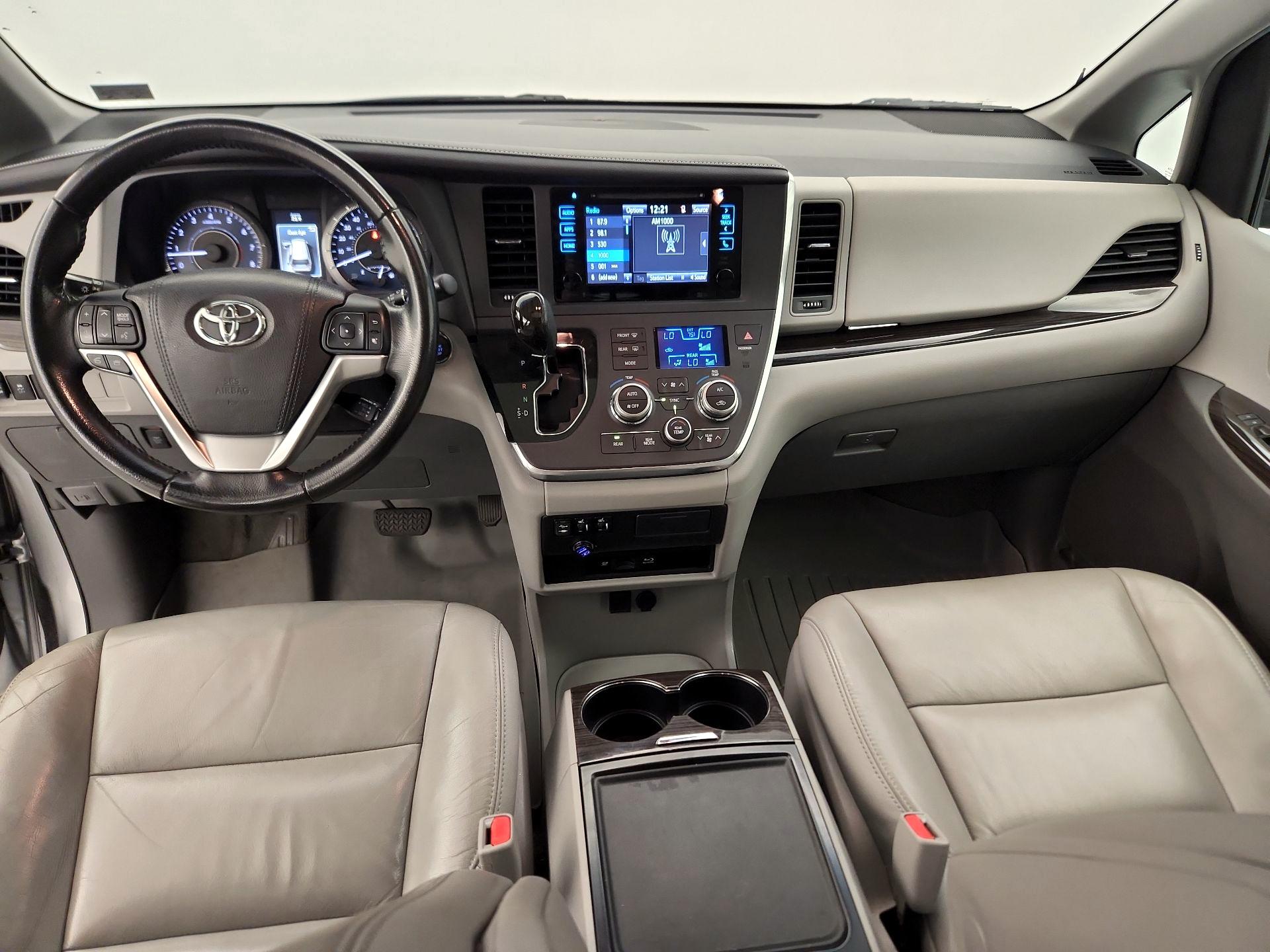 Thumbnail: 2016 Toyota Sienna - 9