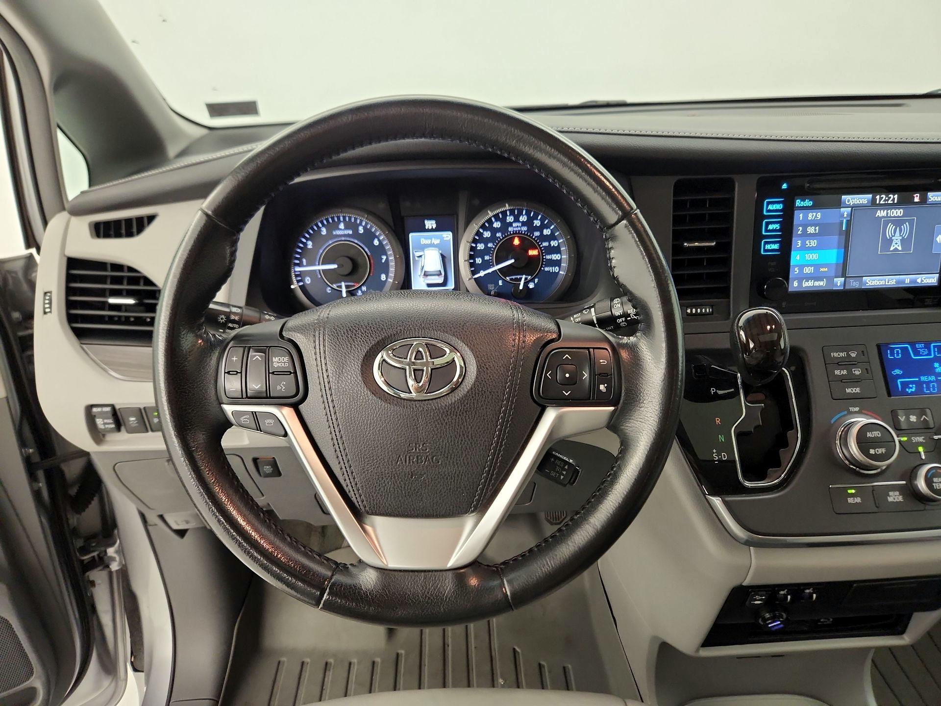Thumbnail: 2016 Toyota Sienna - 10