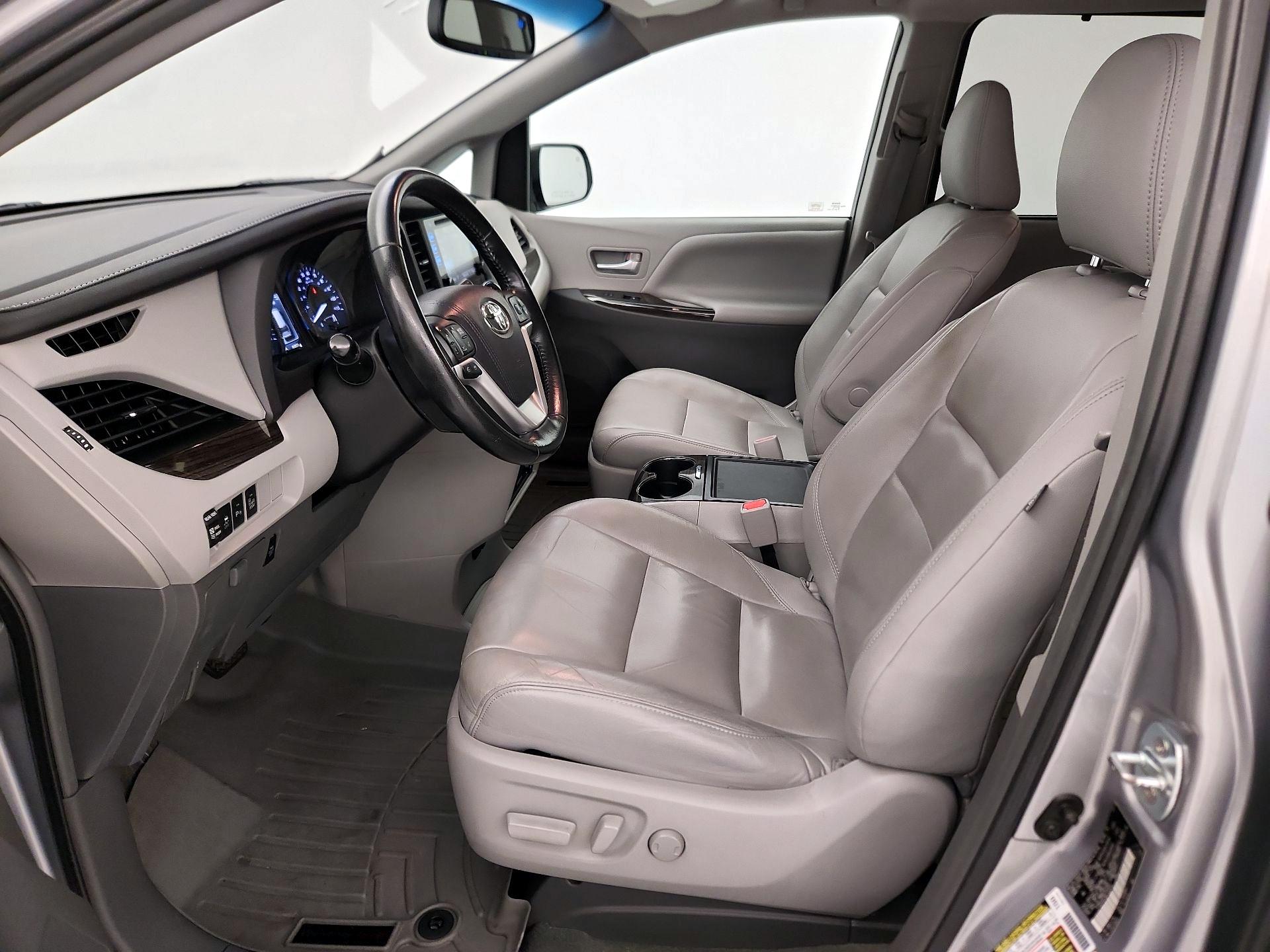 Thumbnail: 2016 Toyota Sienna - 11