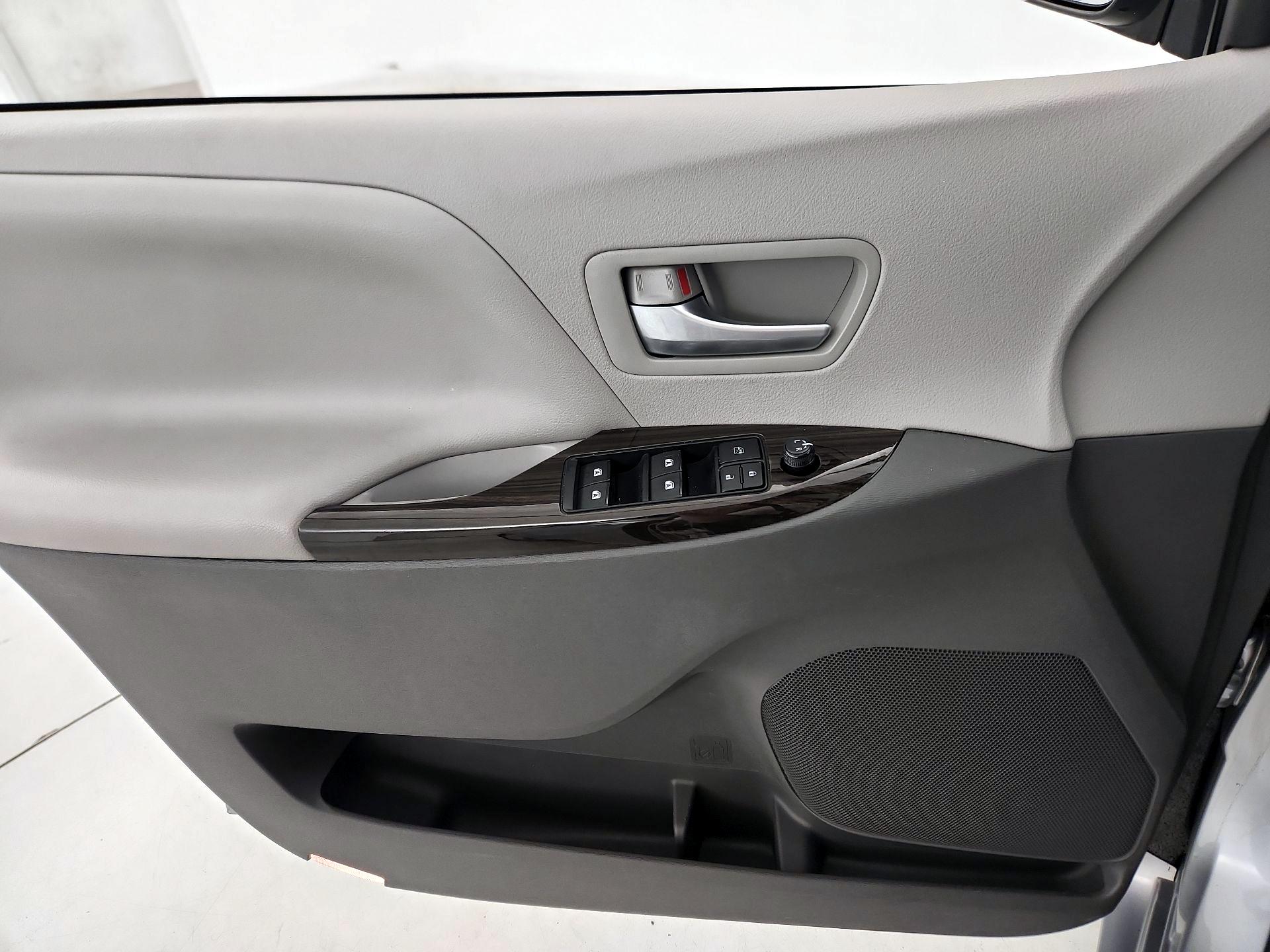 Thumbnail: 2016 Toyota Sienna - 12