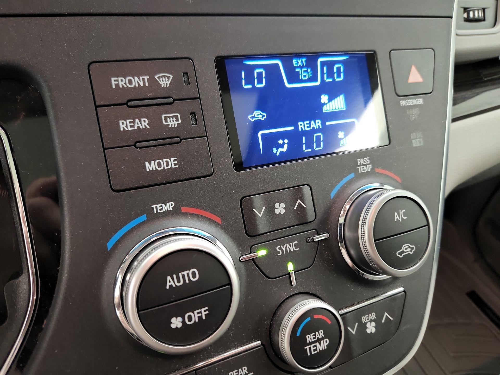 Thumbnail: 2016 Toyota Sienna - 17