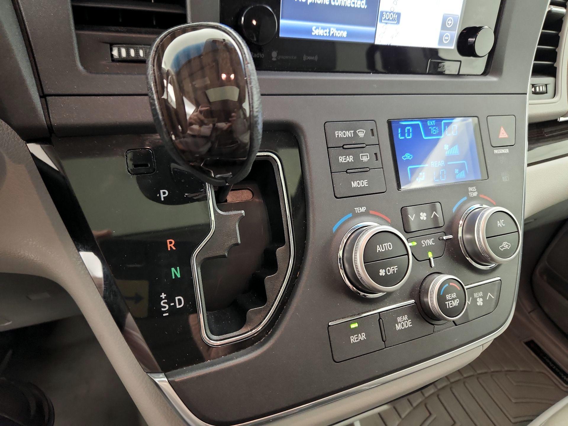 Thumbnail: 2016 Toyota Sienna - 18