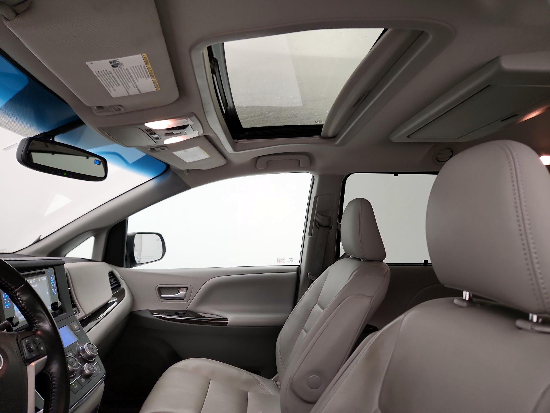 Thumbnail: 2016 Toyota Sienna - 20