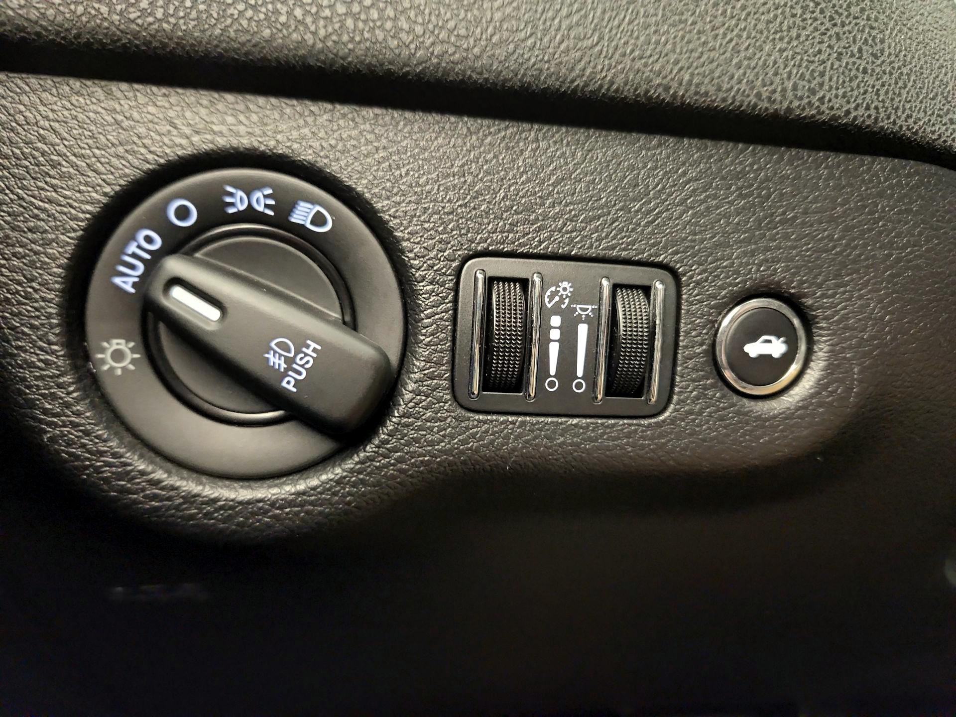 Thumbnail: 2015 Dodge Charger - 13
