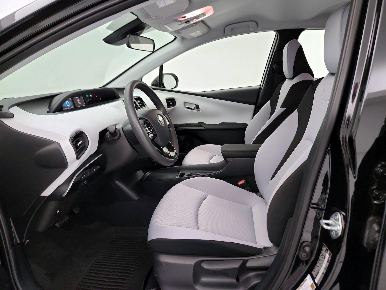 2021 Toyota Prius L Eco - Photo 12