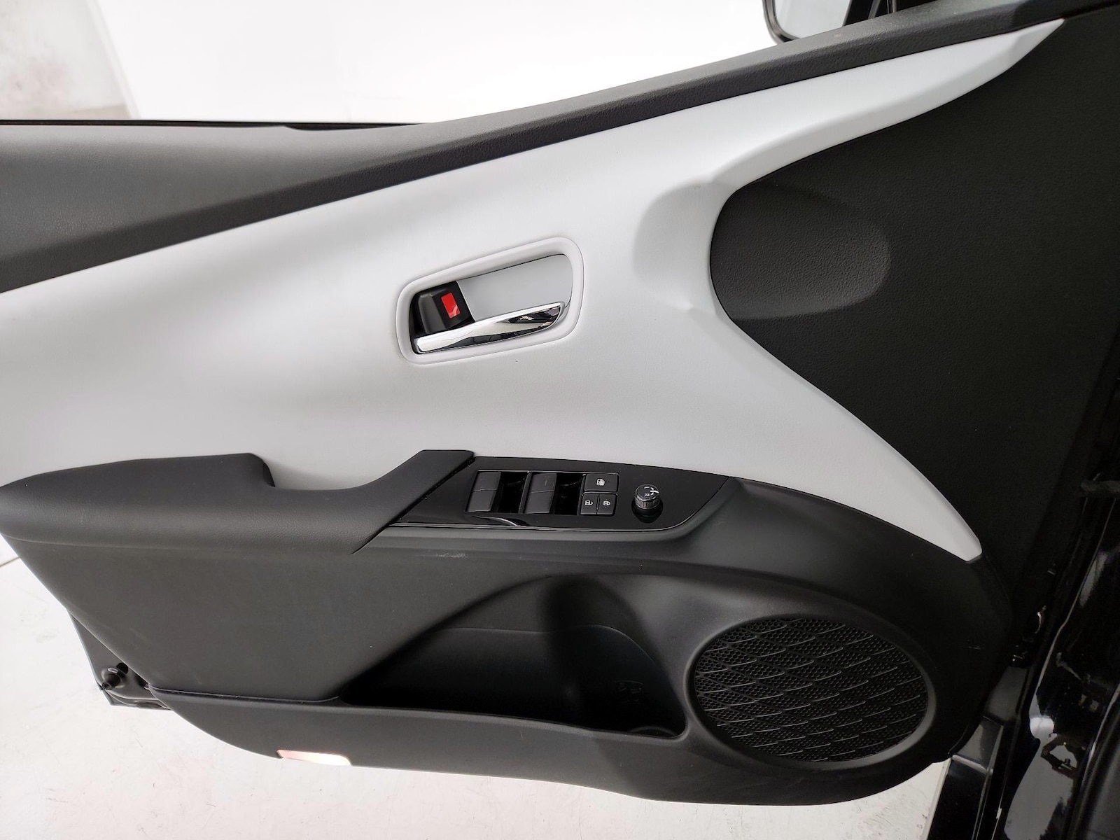 2021 Toyota Prius L Eco - Photo 13
