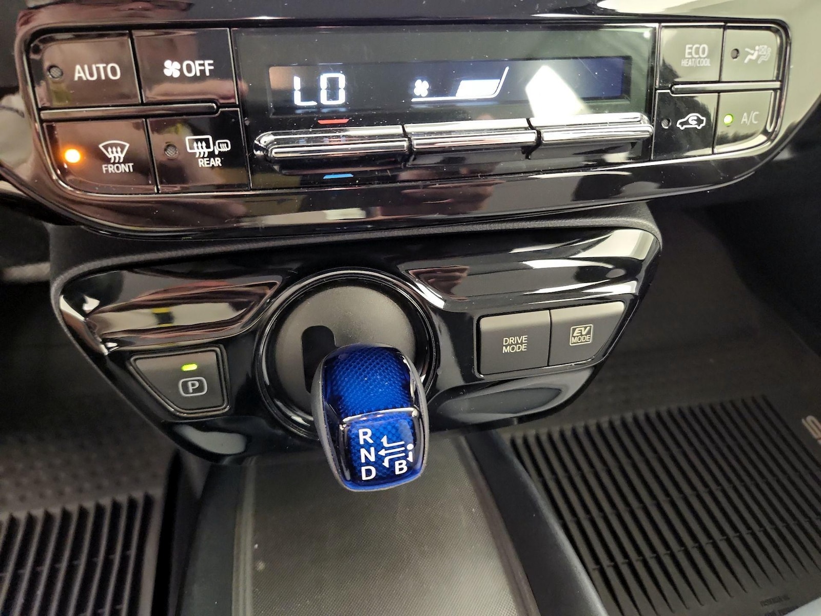 2021 Toyota Prius L Eco - Photo 18