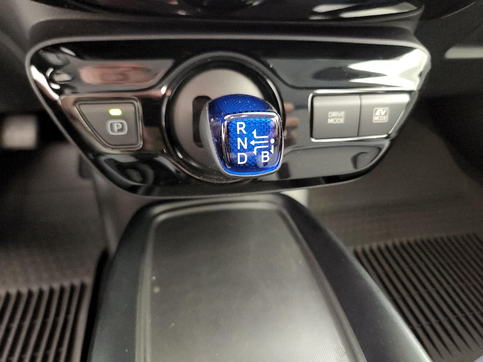 2021 Toyota Prius L Eco - Photo 19