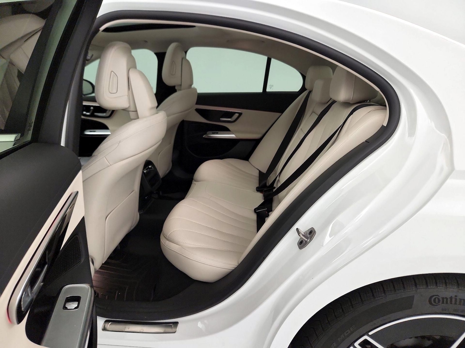 2025 Mercedes-Benz E-Class E450 - Photo 21