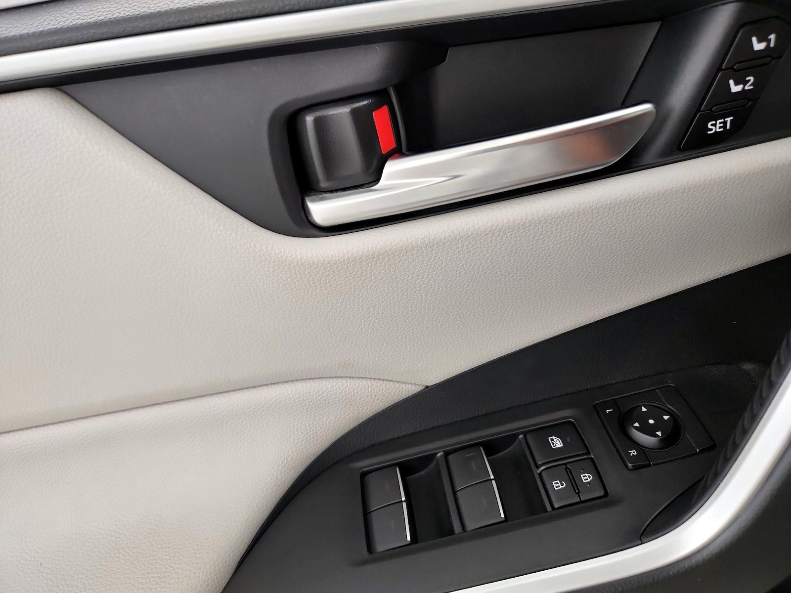 2024 Toyota RAV4 XLE Premium - Photo 13