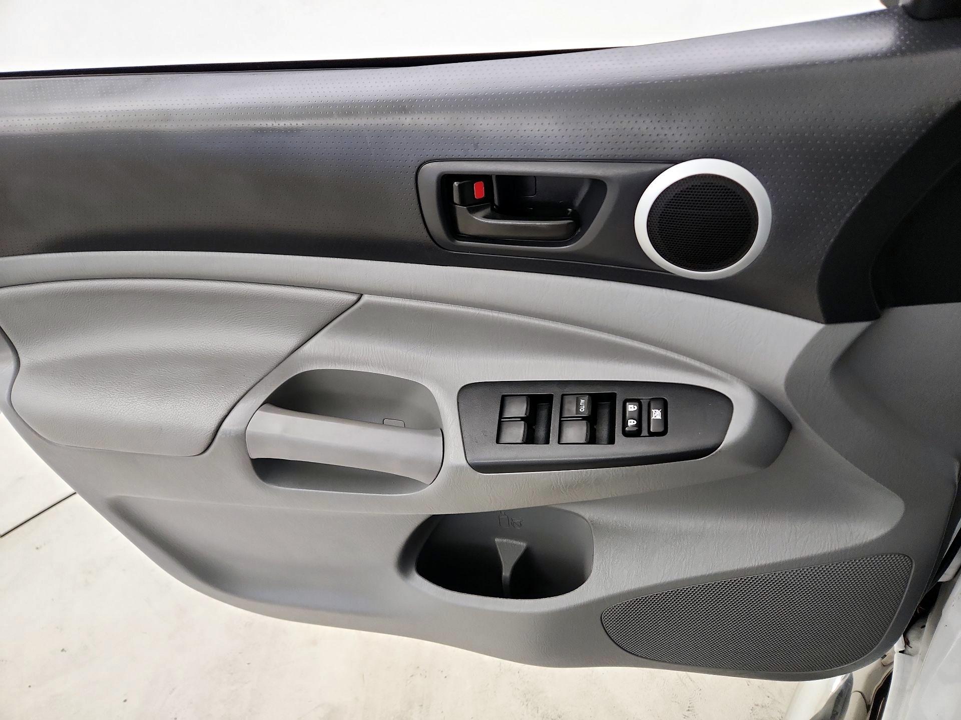 Thumbnail: 2015 Toyota Tacoma - 12