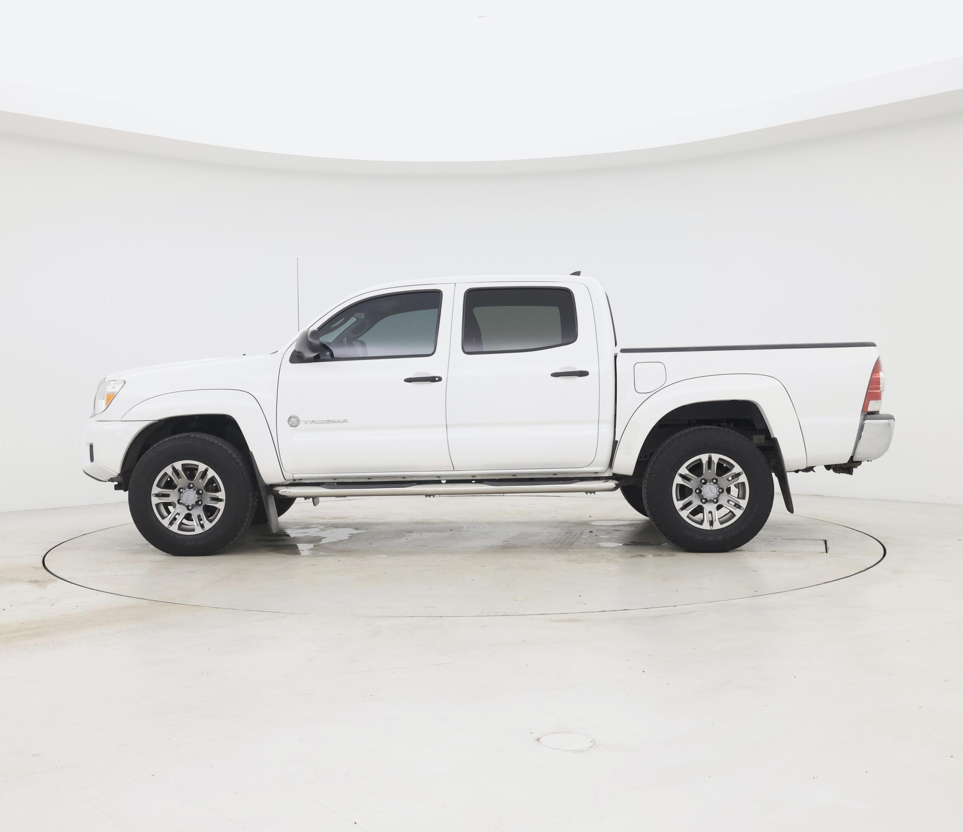 Thumbnail: 2015 Toyota Tacoma - 3