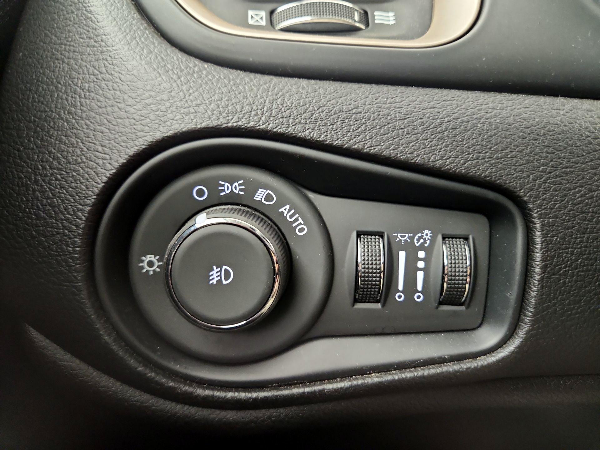 Thumbnail: 2017 Jeep Renegade - 11