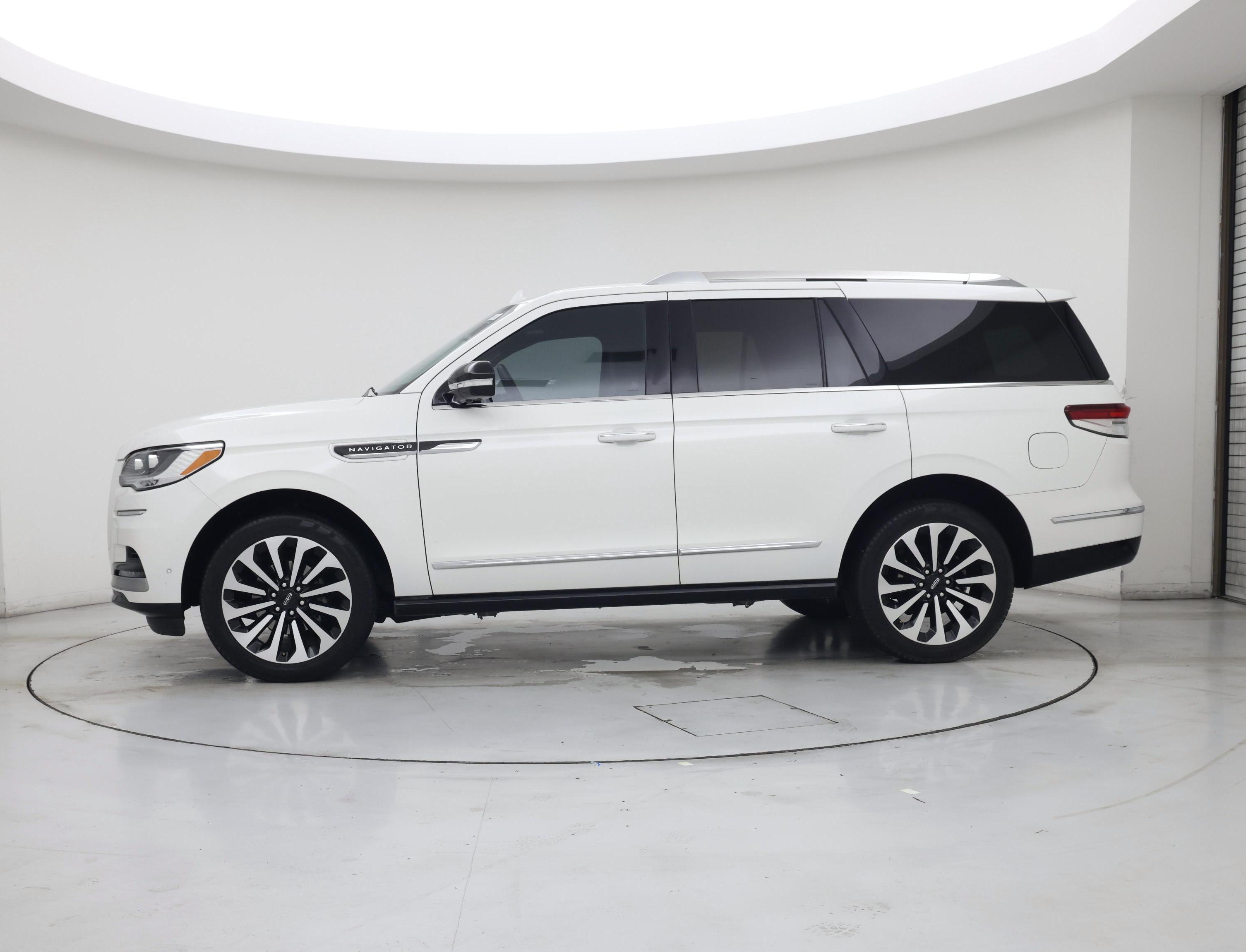 Thumbnail: 2024 Lincoln Navigator - 3