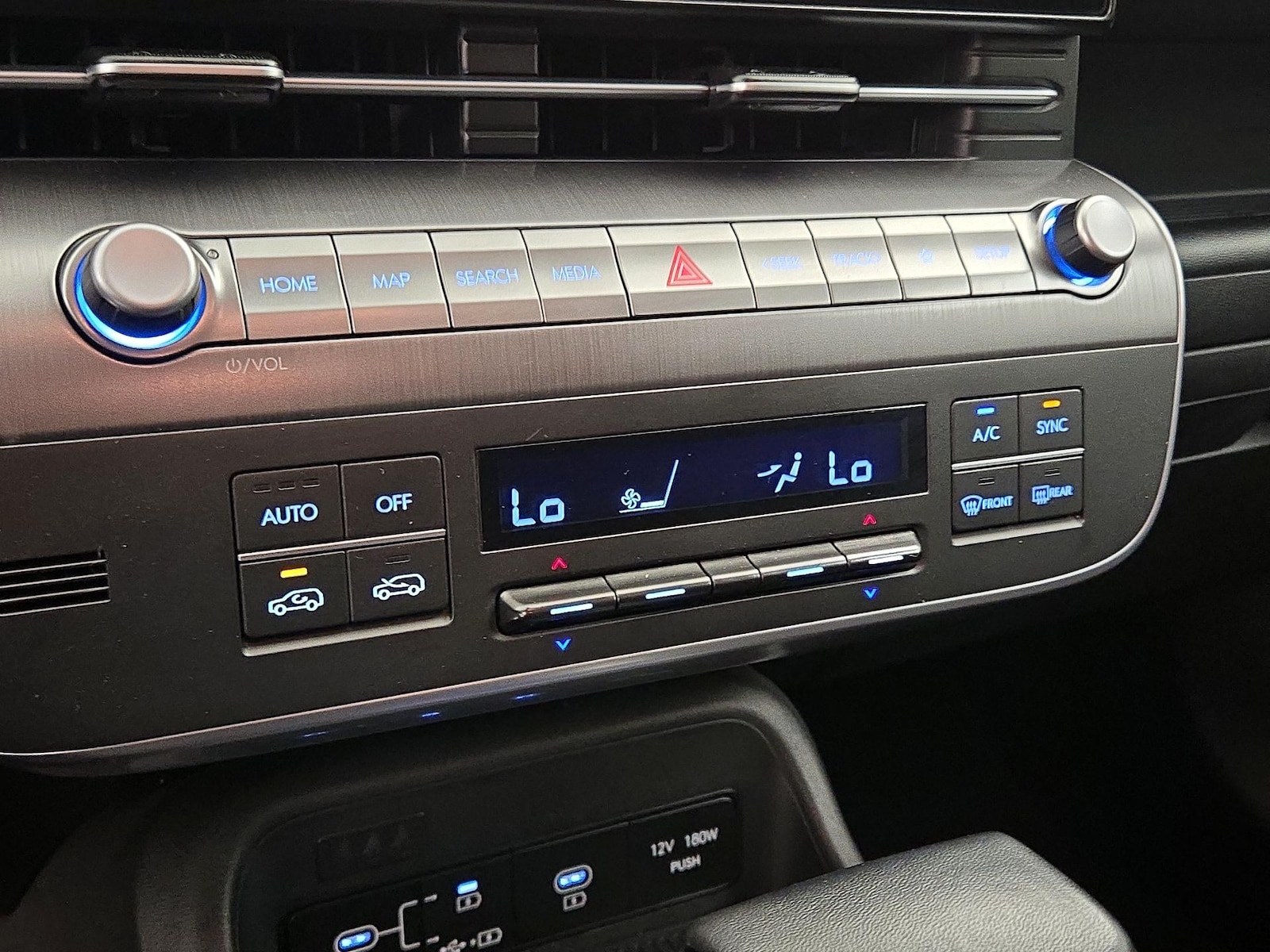 2025 Hyundai Kona SEL - Photo 17