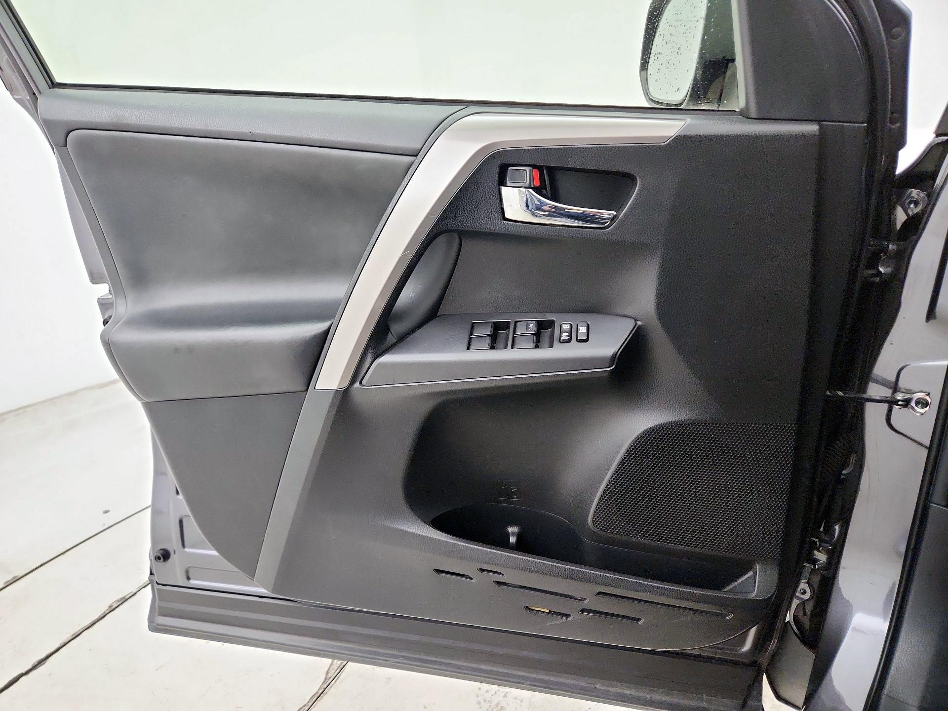 Thumbnail: 2017 Toyota RAV4 - 10