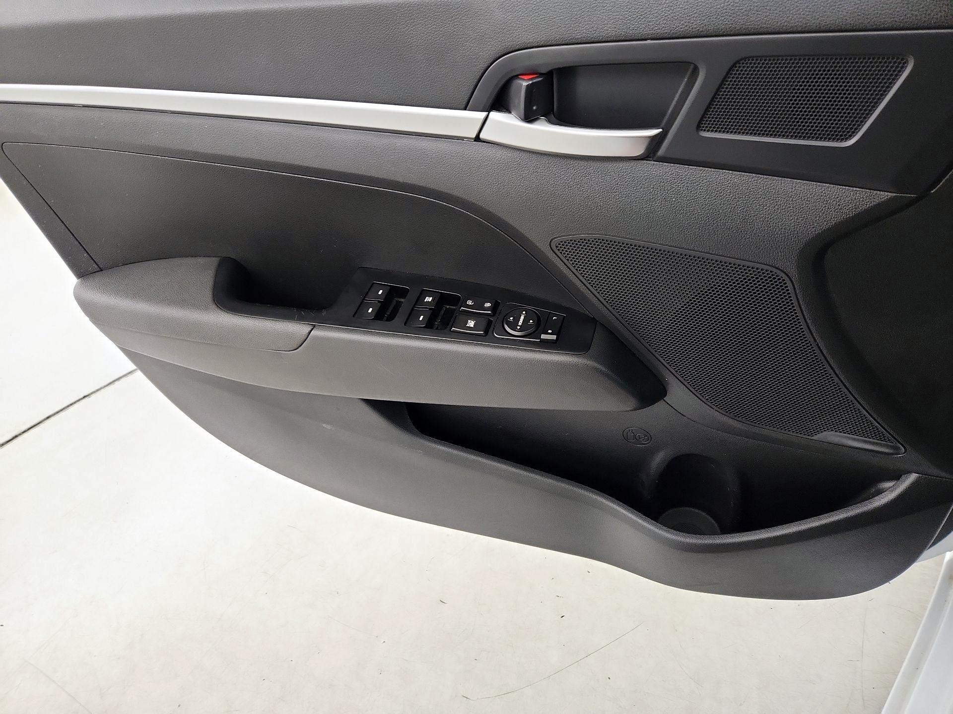 Thumbnail: 2020 Hyundai Elantra - 12