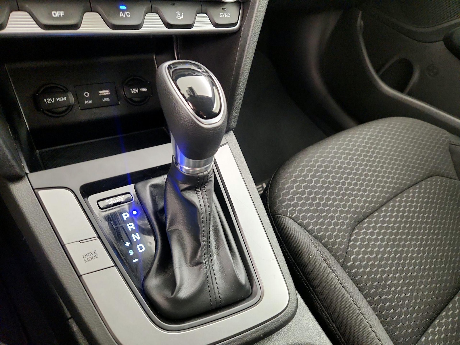 2020 Hyundai Elantra SE - Photo 18