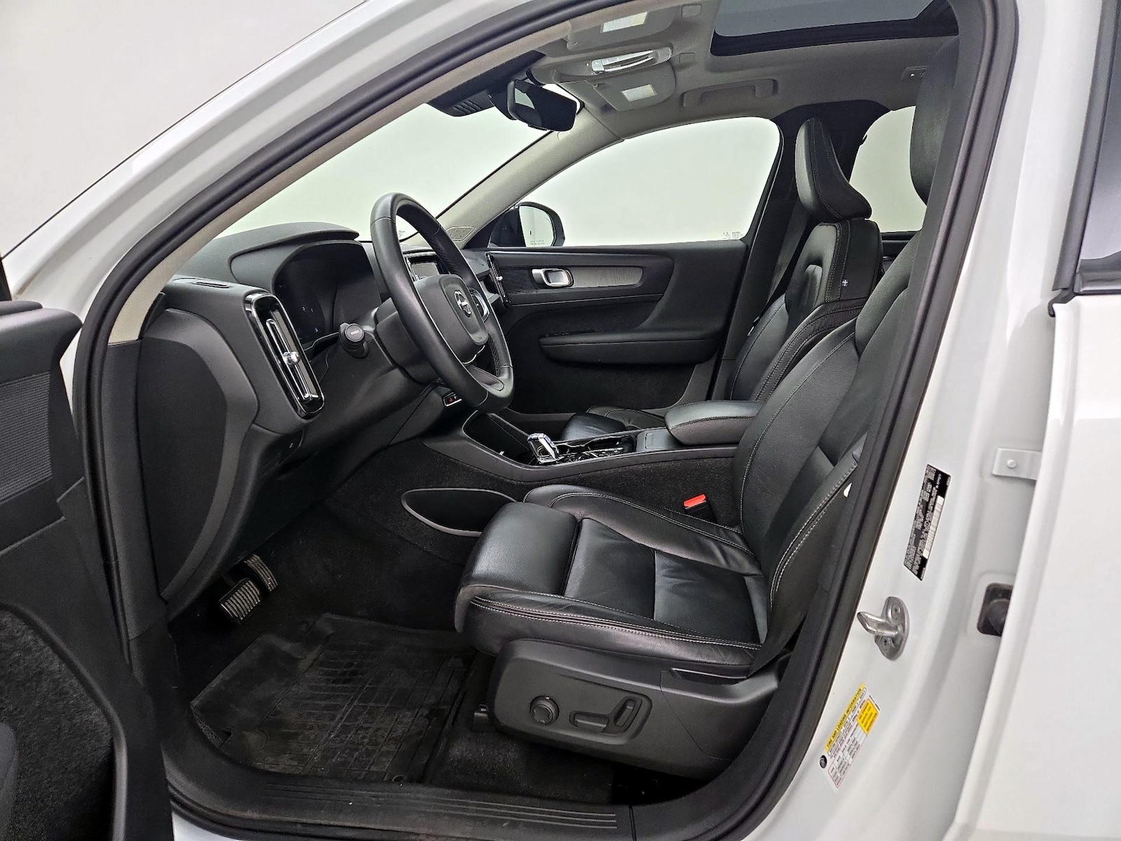 2023 Volvo XC40 Plus - Photo 12