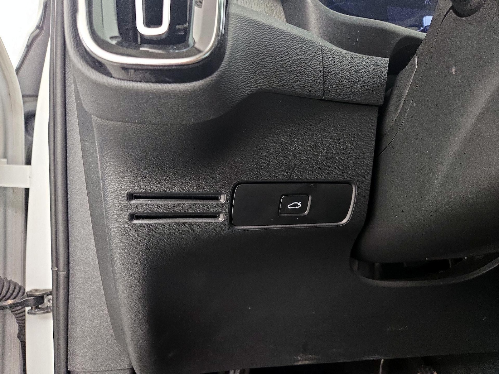 2023 Volvo XC40 Plus - Photo 14