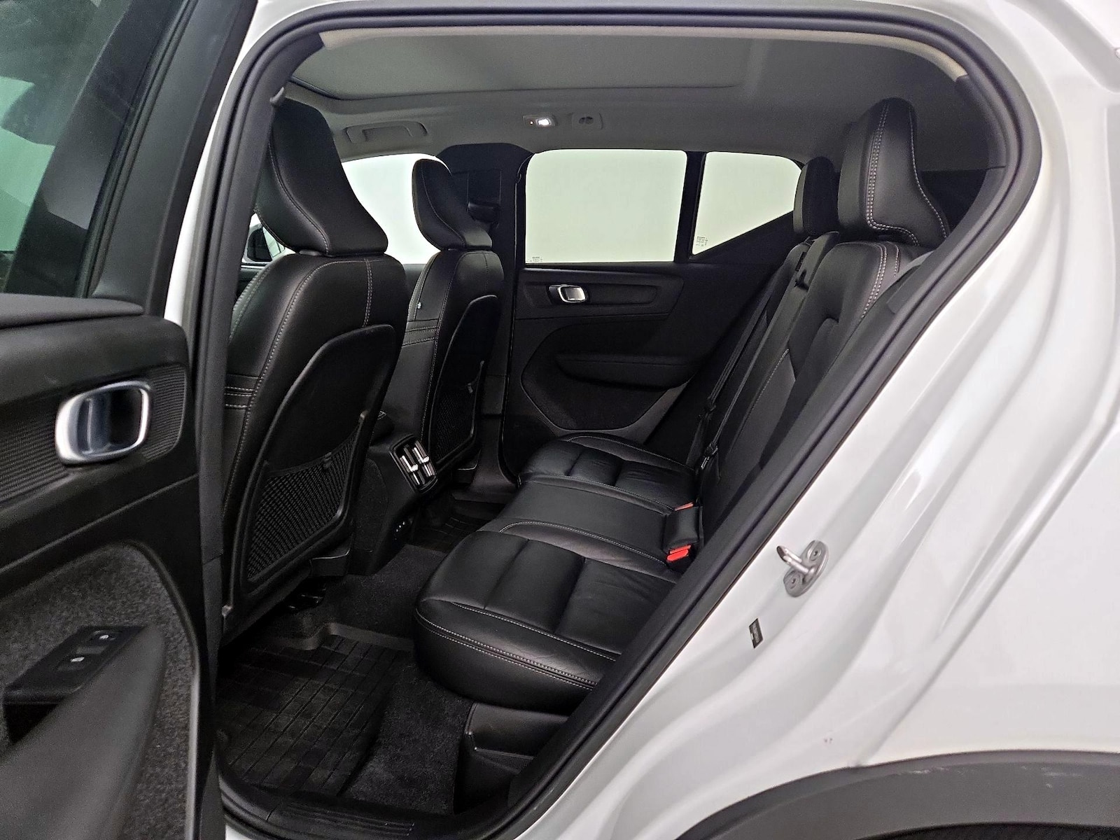 2023 Volvo XC40 Plus - Photo 22