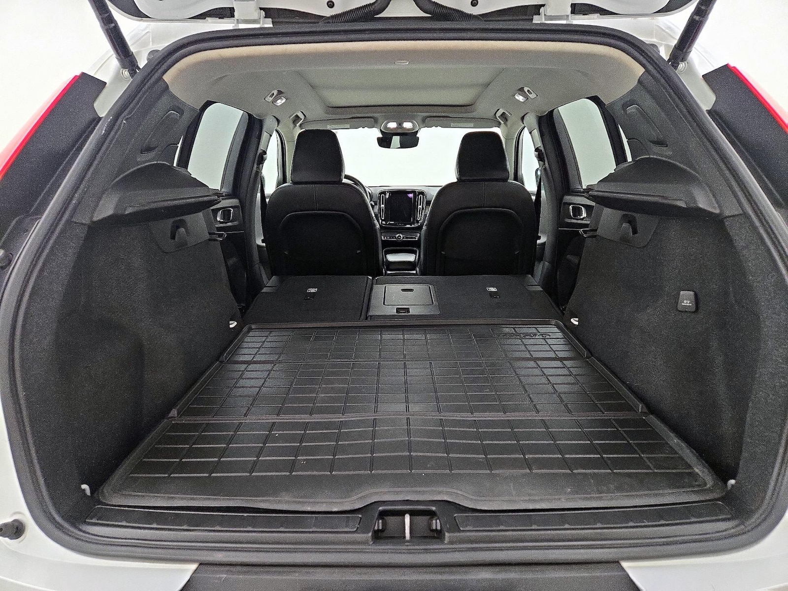 2023 Volvo XC40 Plus - Photo 24