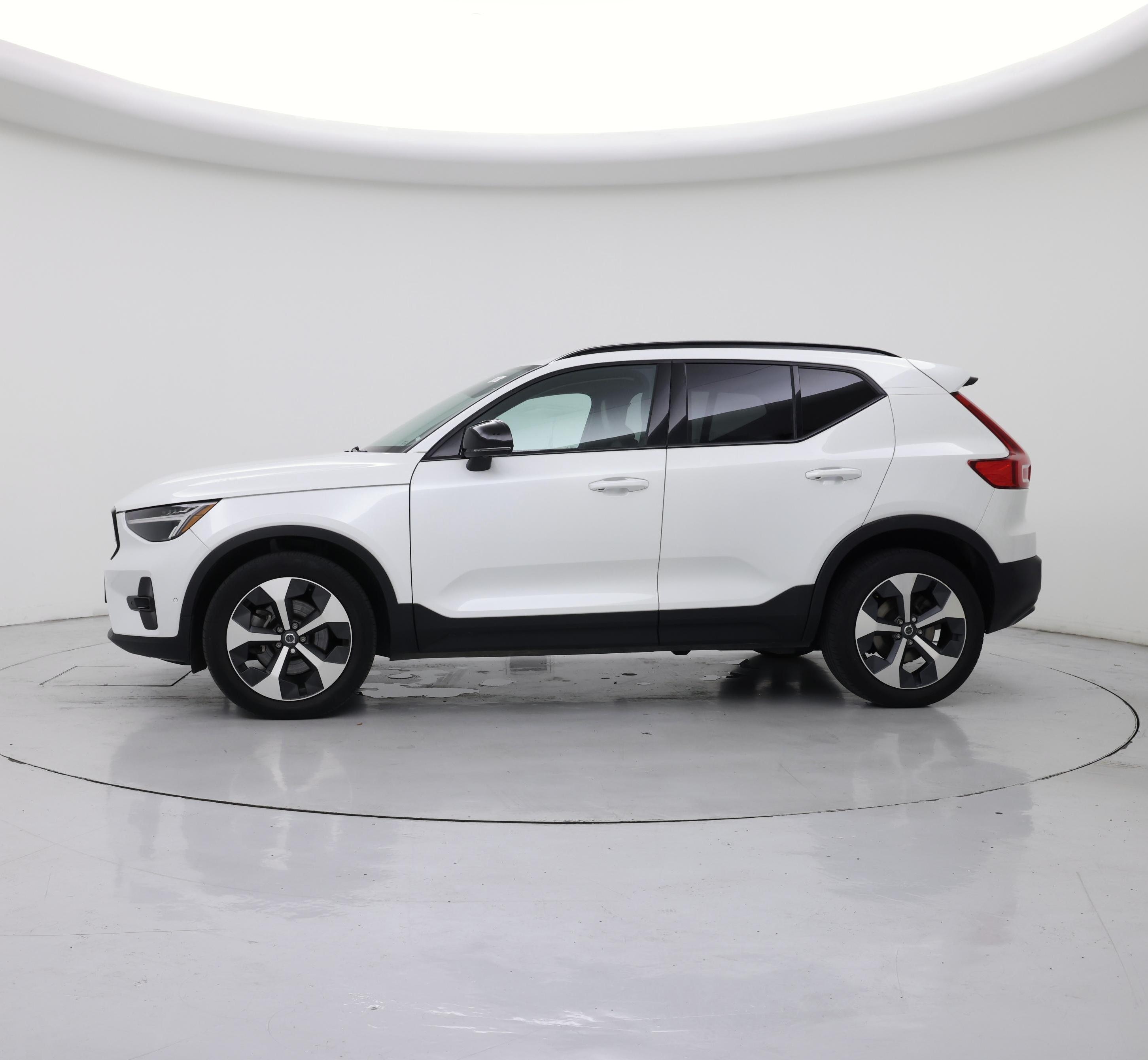 Thumbnail: 2023 Volvo XC40 - 3